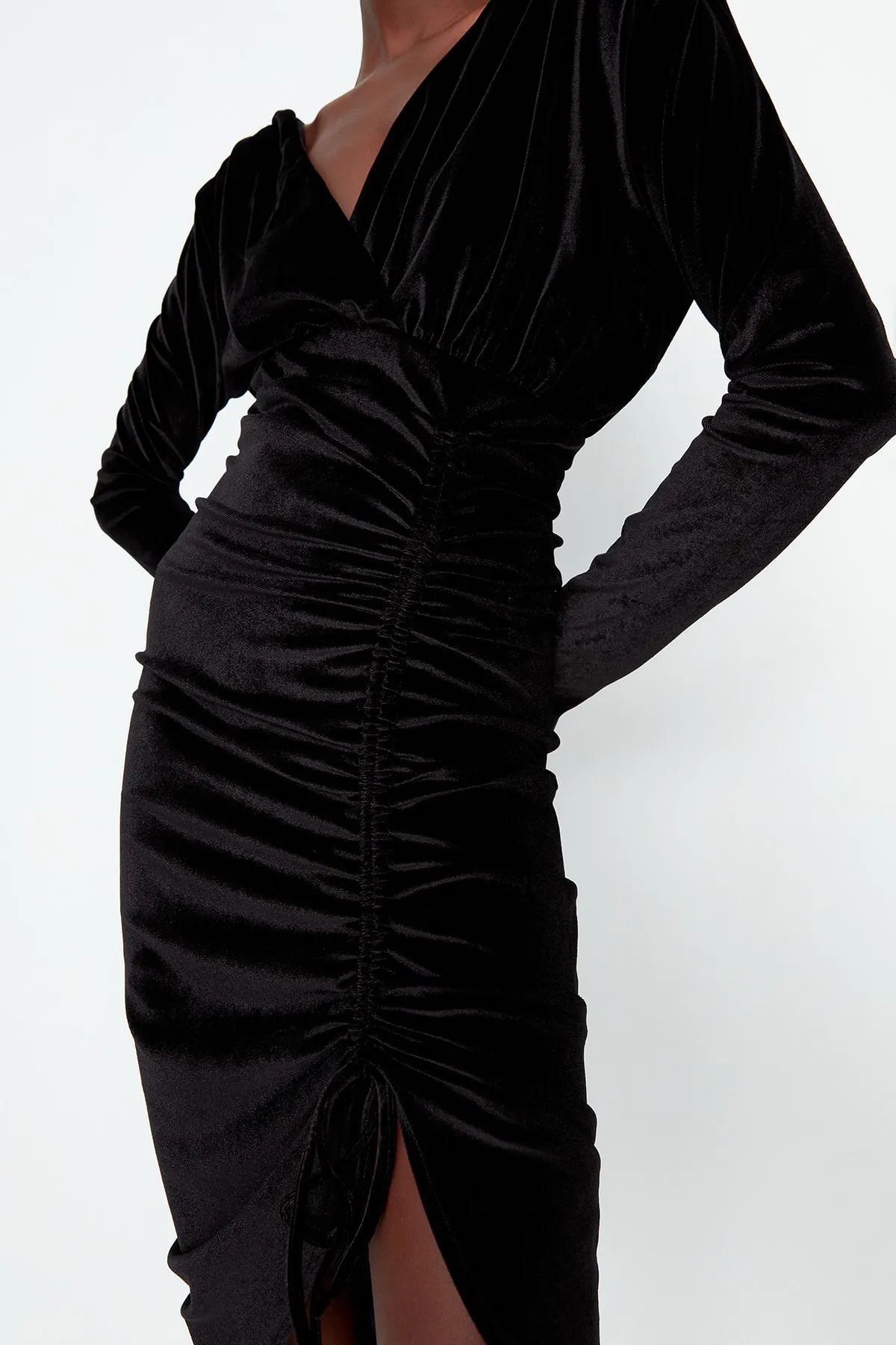 Trendyol Collection  Schwarzes, drapiertes, detailliertes Abendkleid TPRAW23EL00128