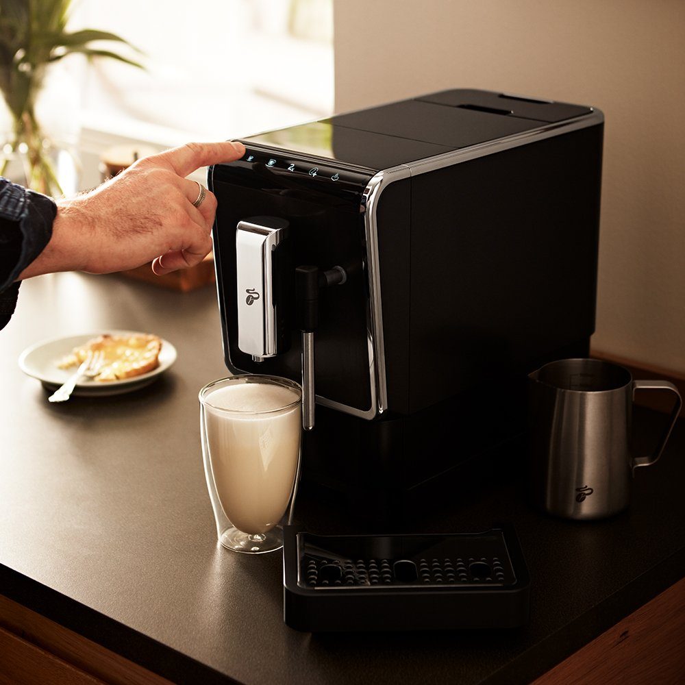 Tchibo Kaffeevollautomat Esperto Latte für Caffè Crema, Espresso, Cappuccino und Milchschaum, Intense+ -Technologie: für stärkeren Kaffee per Taste