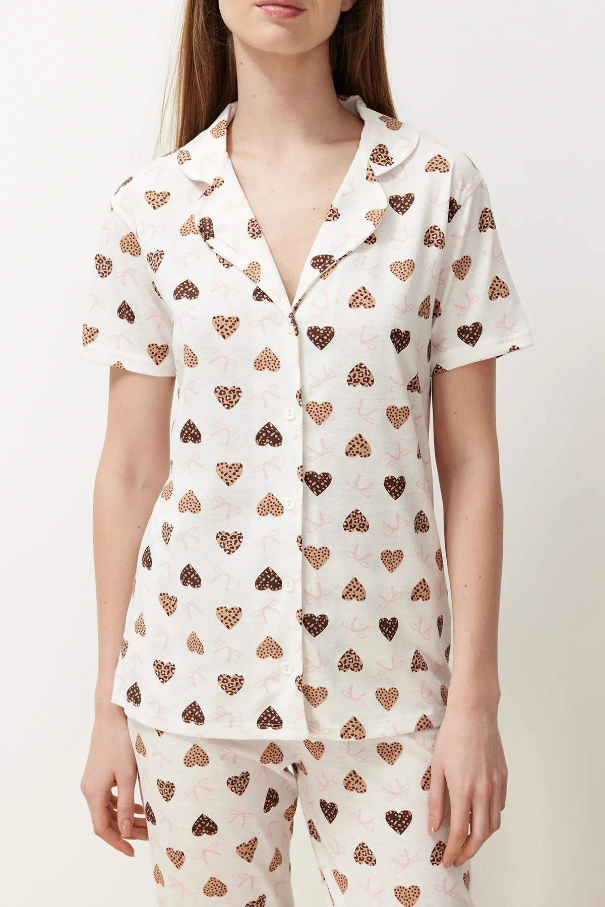 Trendyol Collection  Ecrufarbenes Pyjama-Set aus Baumwollstrick mit Herzen THMSS24PT00338