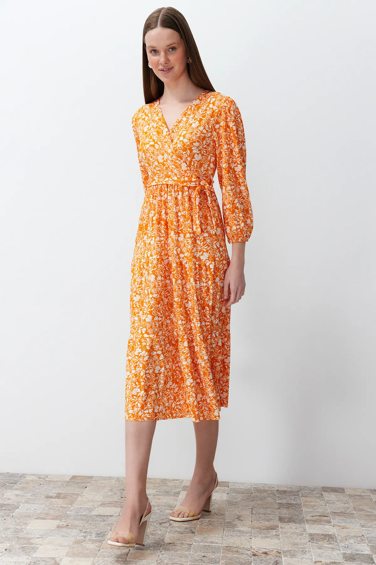 Trendyol Collection  Orangefarbener Gürtel mit Punkten, detaillierter zweireihiger Skater-/Gürtelöffnung TWOSS24EL00185