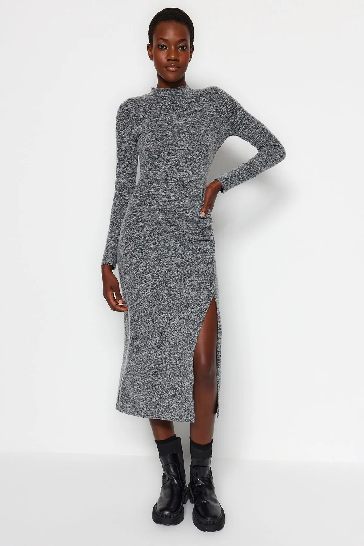 Trendyol Collection  Anthrazitfarbenes, weiches, figurbetontes Strickkleid in Midi-Länge mit Rundhalsausschnitt, Schlitz und Raffung TWOAW24EL00246