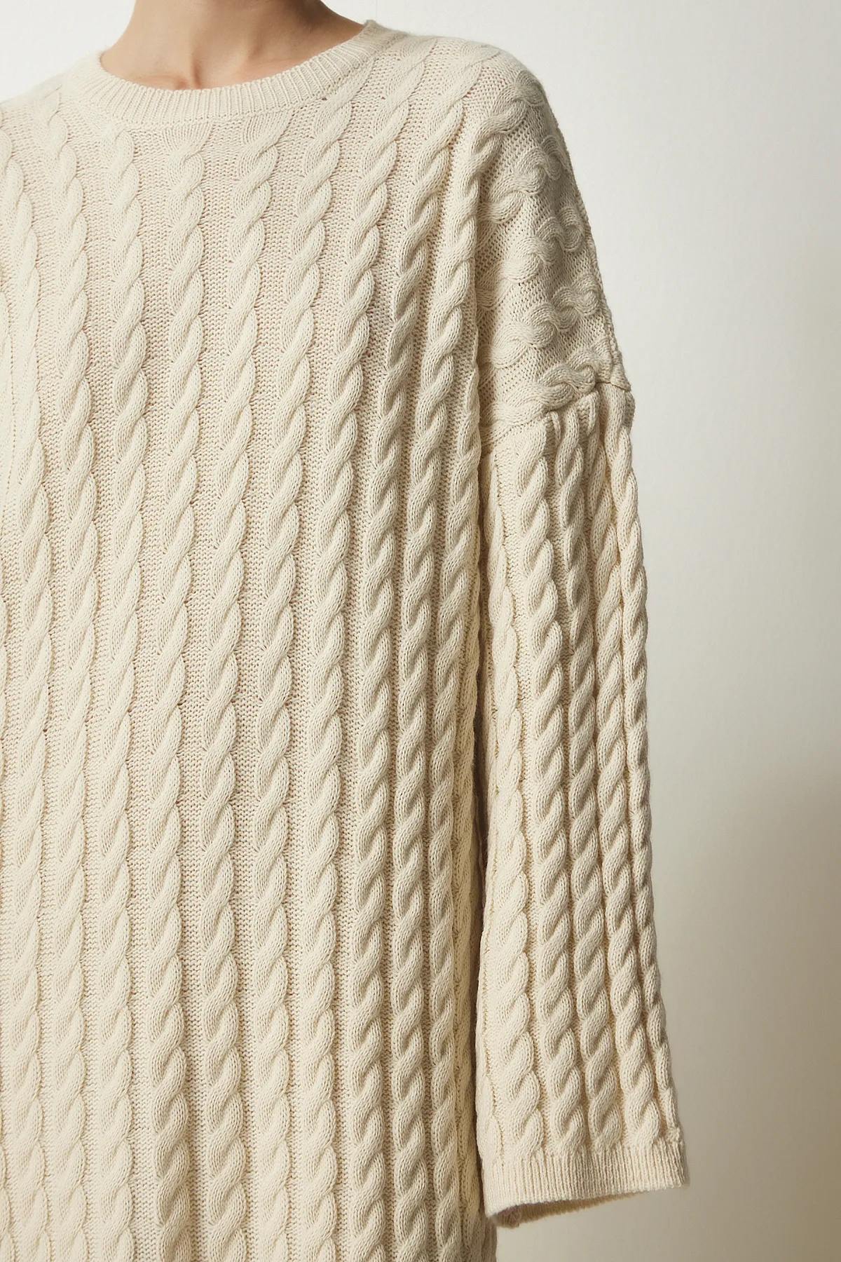 Happiness İstanbul  Cremefarbenes gestricktes, detailliertes, dickes Oversize-Strickkleid für Damen YY00184