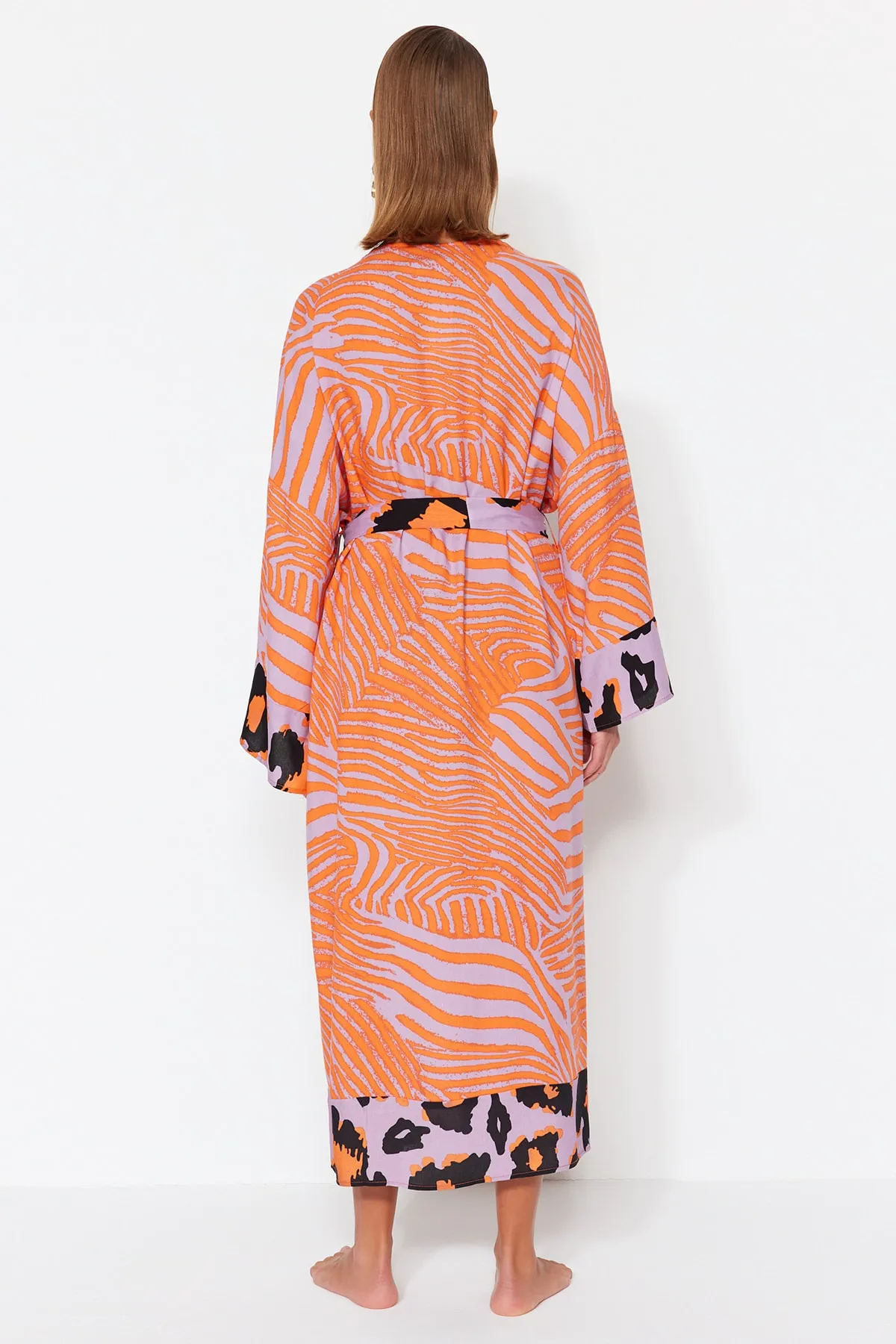 Trendyol Collection  Gewebter Maxi-Kimono und Kaftan mit Tiermuster und Gürtel TBESS21KM0171