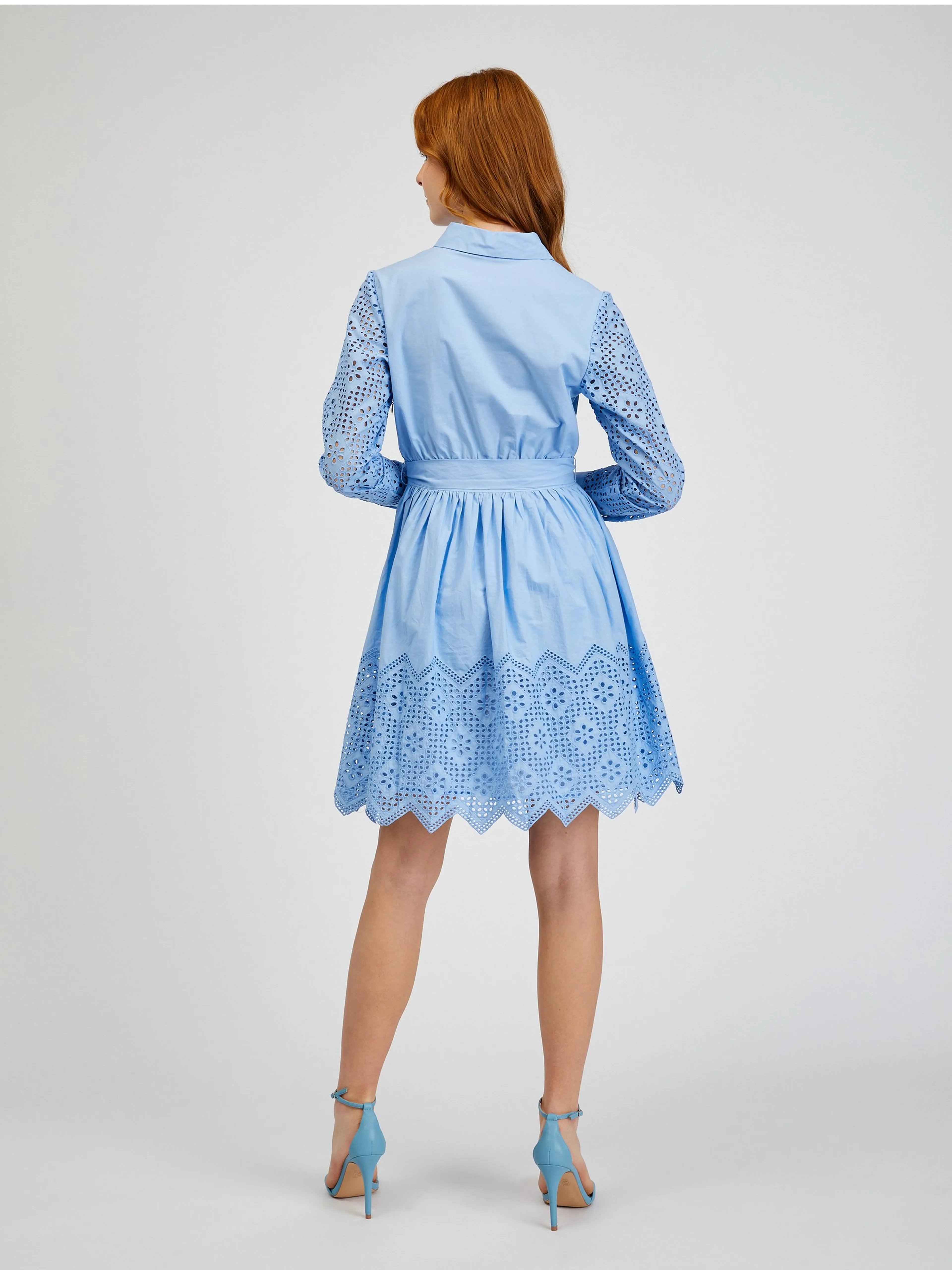 Blaues perforiertes Damenhemdkleid mit Krawatte ORSAY