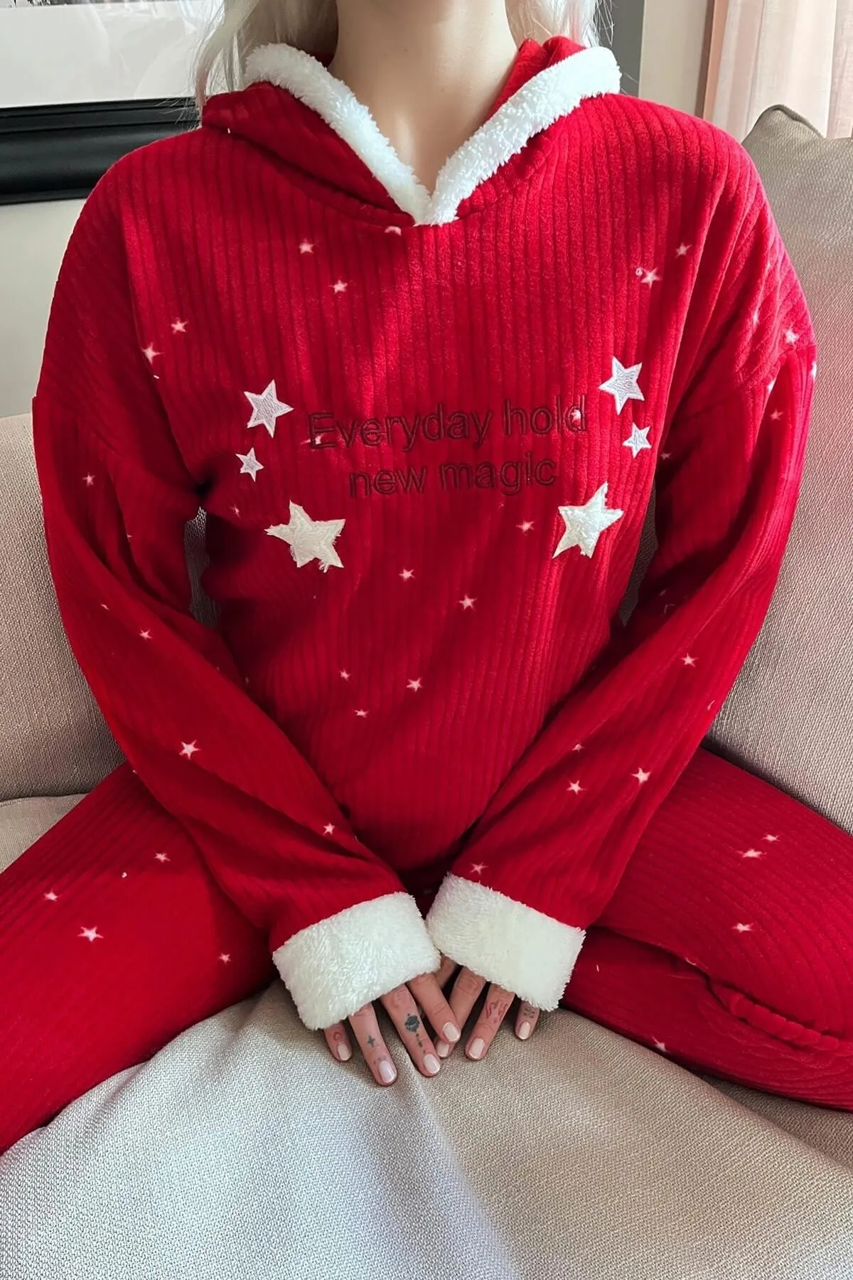 Pijamaevi  Roter Everyday Magic gemusterter Plüsch-Fleece-Pyjama mit Kapuze