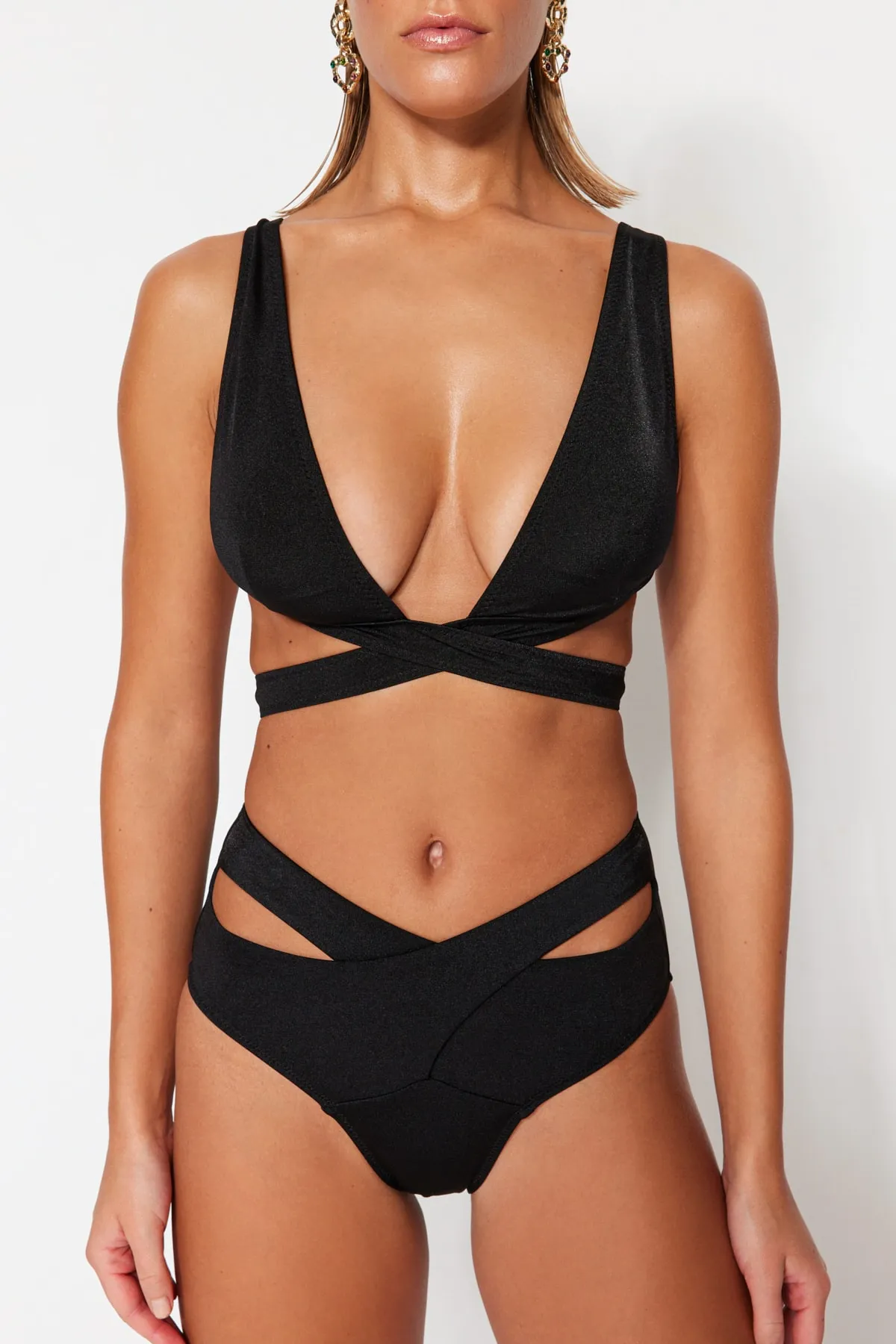 Trendyol Collection  Schwarzes Triangel-Bikini-Set mit Cut-Out/Fenster, hoher Taille und hohem Beinausschnitt TBESS23BT00064