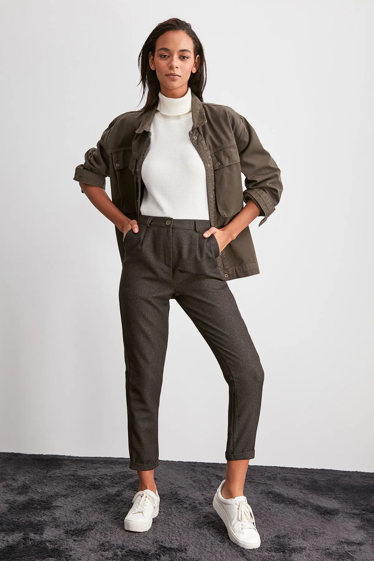 Trendyol Collection  Khakifarbene, schmale, gewebte Hose mit Faltendetails TWOAW20PL0541