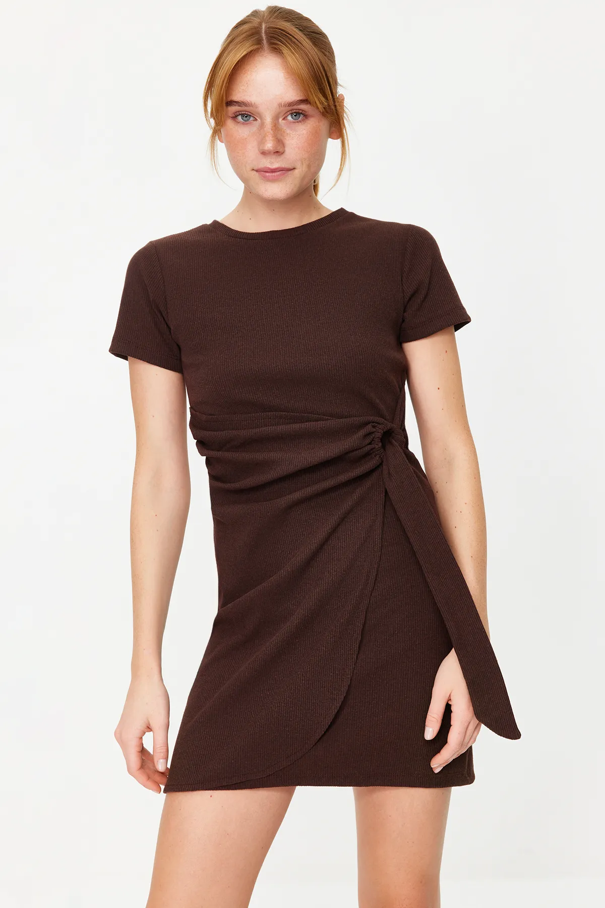 Trendyol Collection  Braunes Mini-Strickkleid mit Krawatte und Rundhalsausschnitt im Strick-Look TWOSS22EL0751