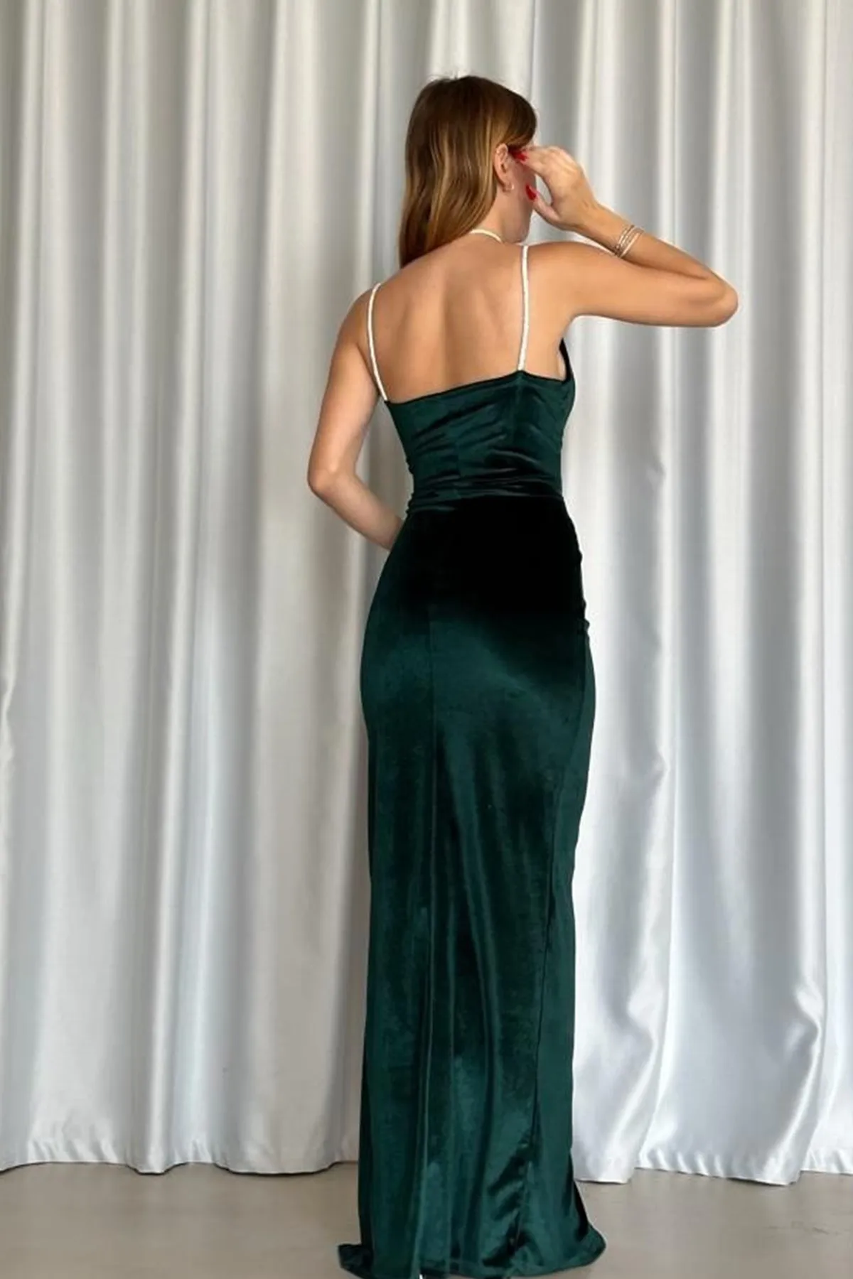lovebox  Smaragdgrünes Maxi-Abendkleid aus Samtstoff mit tiefem Ausschnitt und Schlitzdetails und Steinträgern 582335