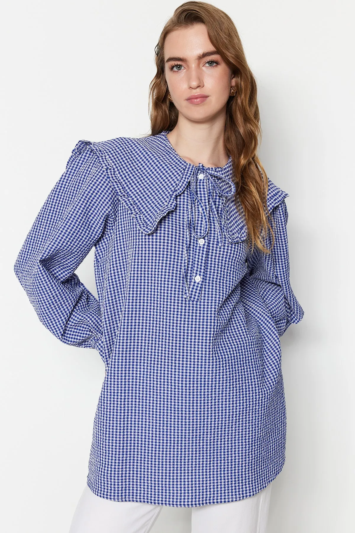 Trendyol Modest  Blaue, gewebte Tunika mit Gingham-Muster und Babykragen TCTSS23UK00065