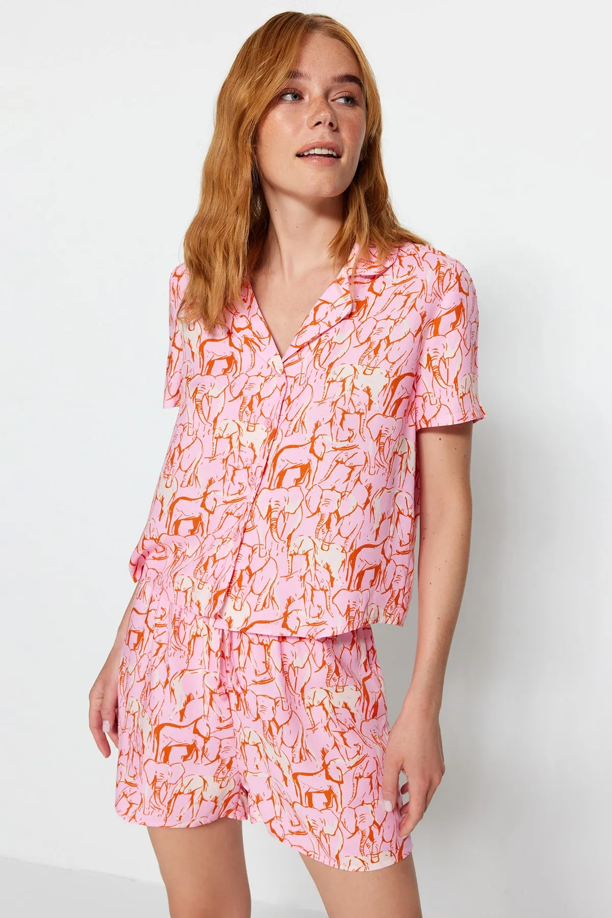 Trendyol Collection  Rosafarbenes, gewebtes Pyjama-Set aus Hemd und Shorts mit Tiermuster aus Viskose THMSS21PT0861