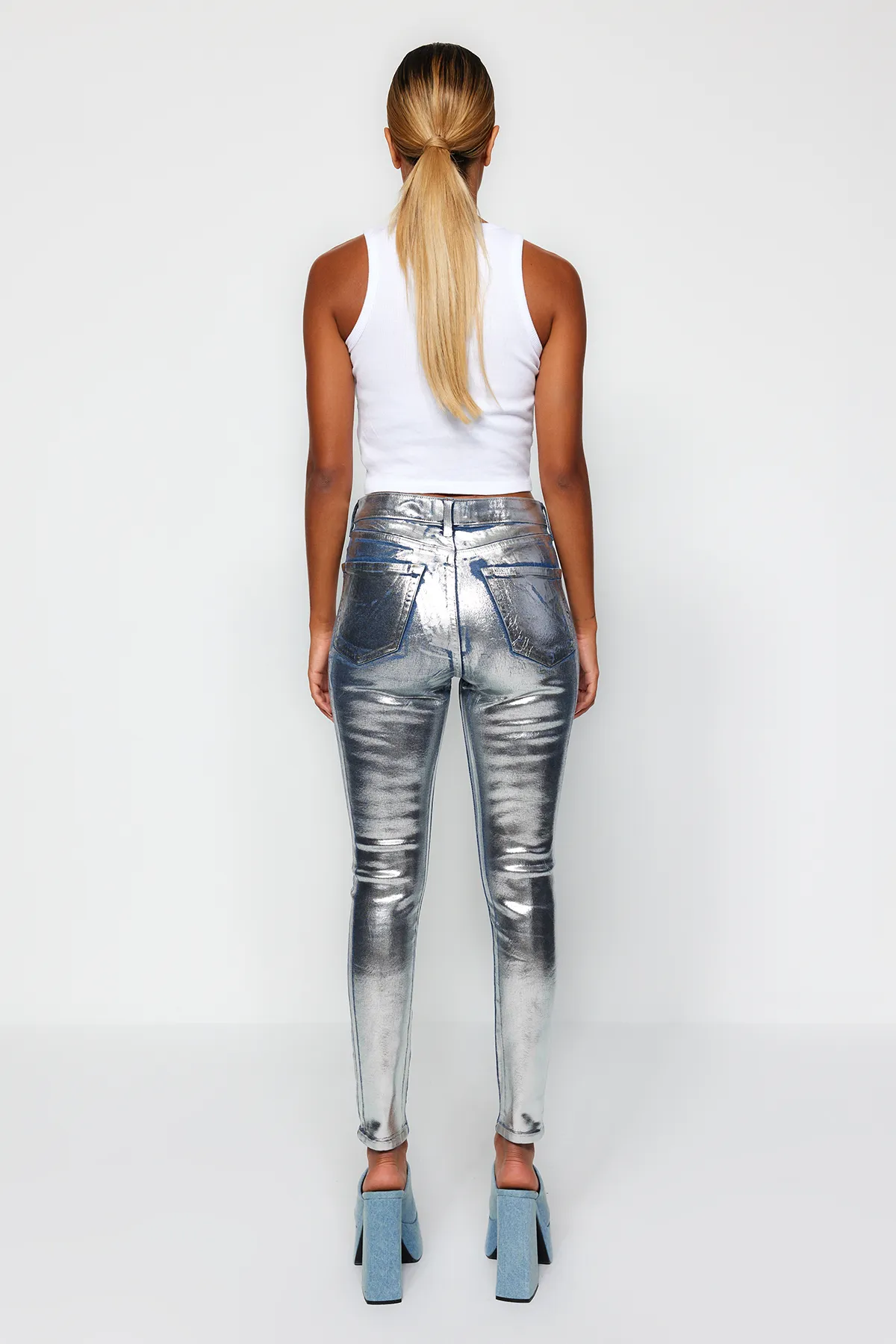 Trendyol Collection  Graue, glänzende, metallisch bedruckte Röhrenjeans mit hoher Taille TWOAW24JE00223