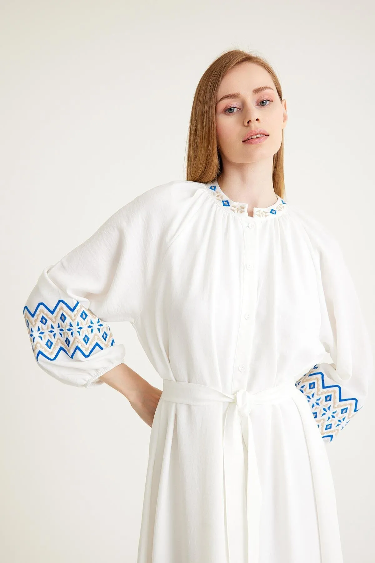 Olcay  WEISSES Kleid mit Chief-Kragen und Stickerei-Details 2604-EY