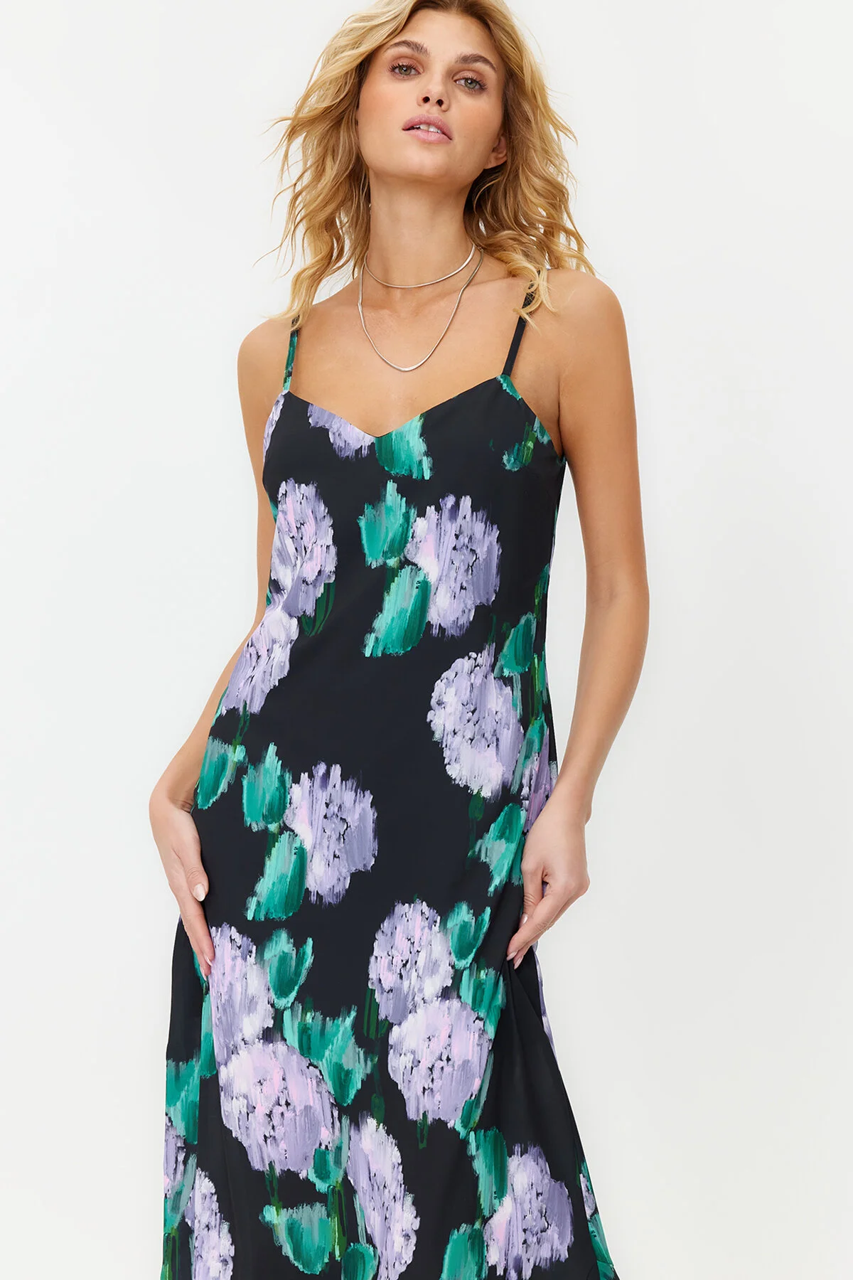 Trendyol Collection  Schwarzes, geblümtes, gewebtes Maxikleid mit Trägern und geradem Schnitt aus Satin TWOSS23EL02416