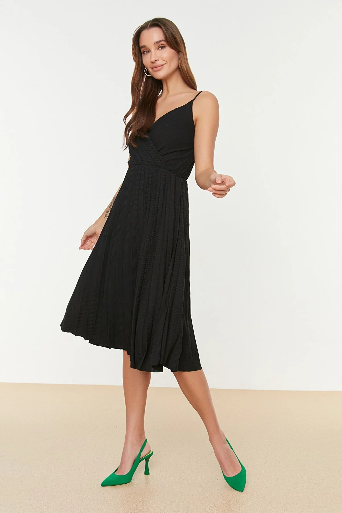 Trendyol Collection  Schwarzes, zweireihiges, dehnbares Strickkleid mit offener Taille/Skater-Midikleid mit plissierten Trägern TWOSS20EL2729