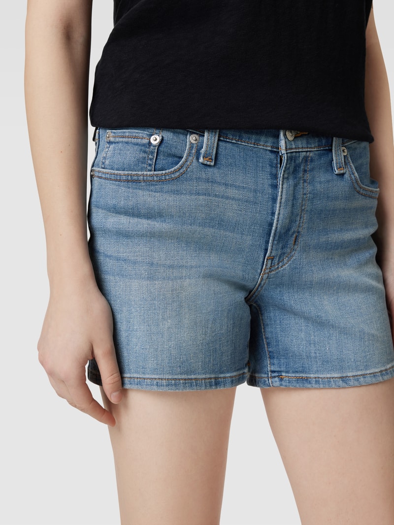 Jeansshorts mit Label-Patch in blau