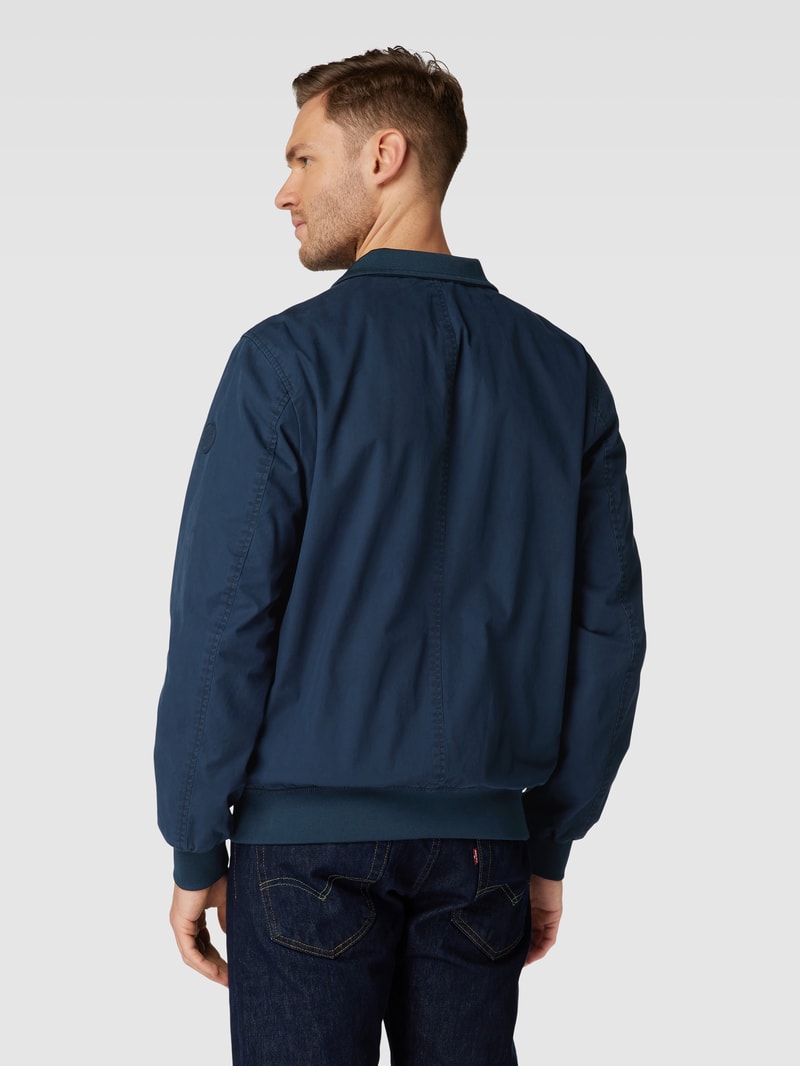 Jacke mit seitlichen Eingrifftaschen in marineblau