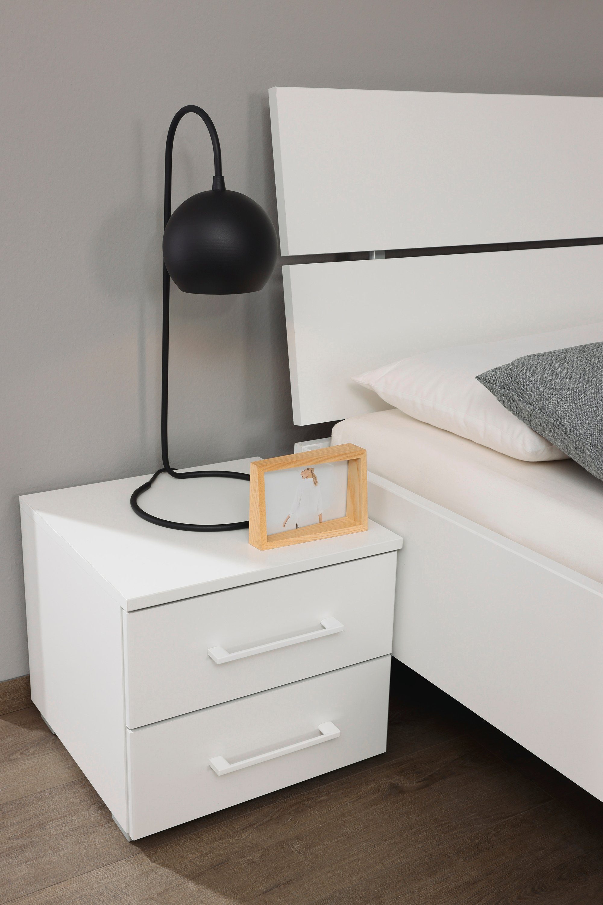 rauch Schlafzimmer-Set Challenger, Schrank mit Spiegel in 2 Breiten, Bett in 3 Breiten und 2 Nachttische