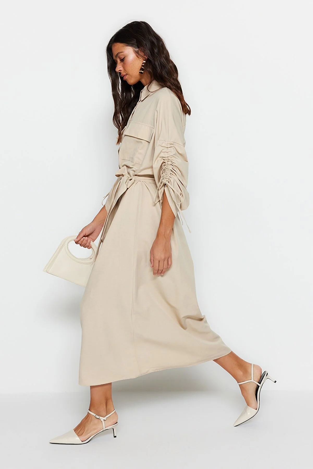 Trendyol Modest  Beigefarbenes Hemdkleid aus gewebter Baumwolle mit Gürtel und verstellbaren Ärmeln, Detail TCTSS23EB00365