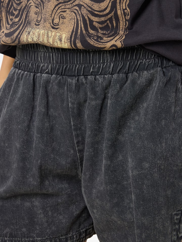 Noisy may Kurze Vintage Denim Shorts mit elastischem Bund und Taschen in Schwarz günstig kaufen