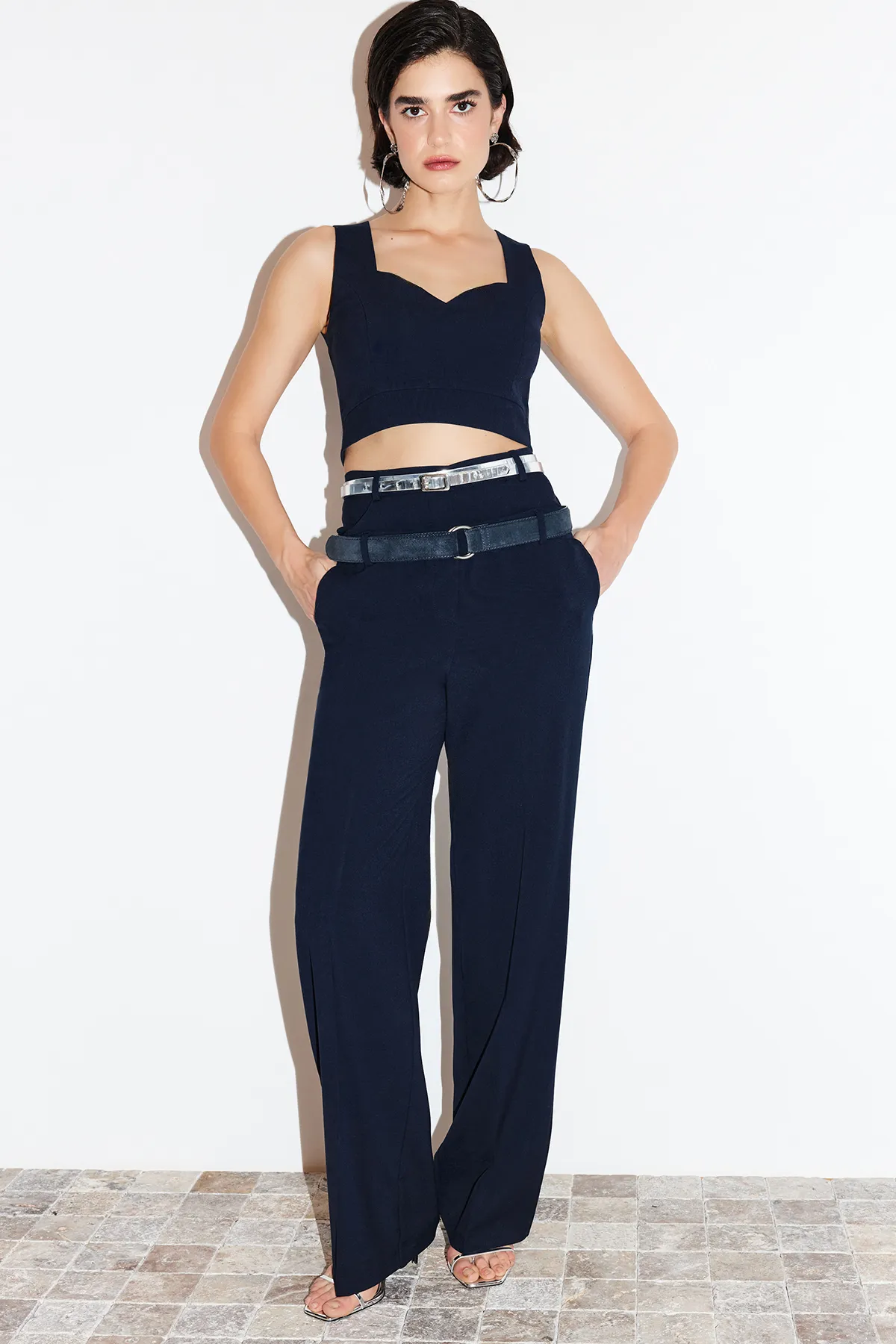 Trendyol Collection  Marineblaue gerade/gerade geschnittene Polyviscon-Taillen-Webhose mit detaillierten Details TWOSS24PL00078