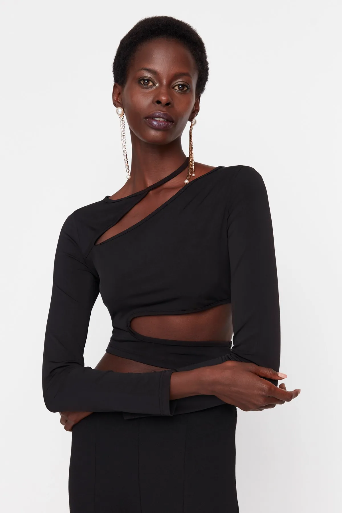 Trendyol Collection  Schwarze gestrickte Bluse mit Fenster-/Ausschnittdetails TPRAW23BZ00031