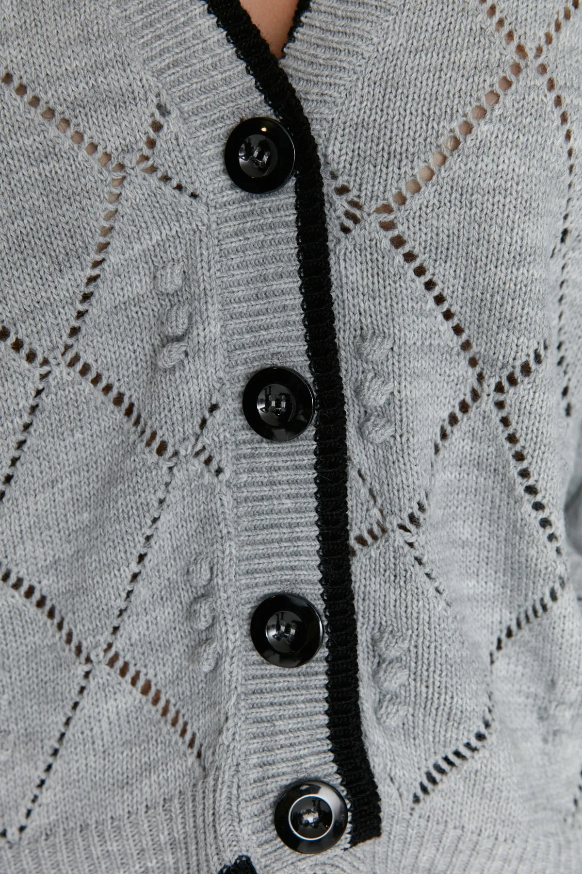Trendyol Collection  Graue Strickjacke mit Lochmuster TWOAW22HI0290