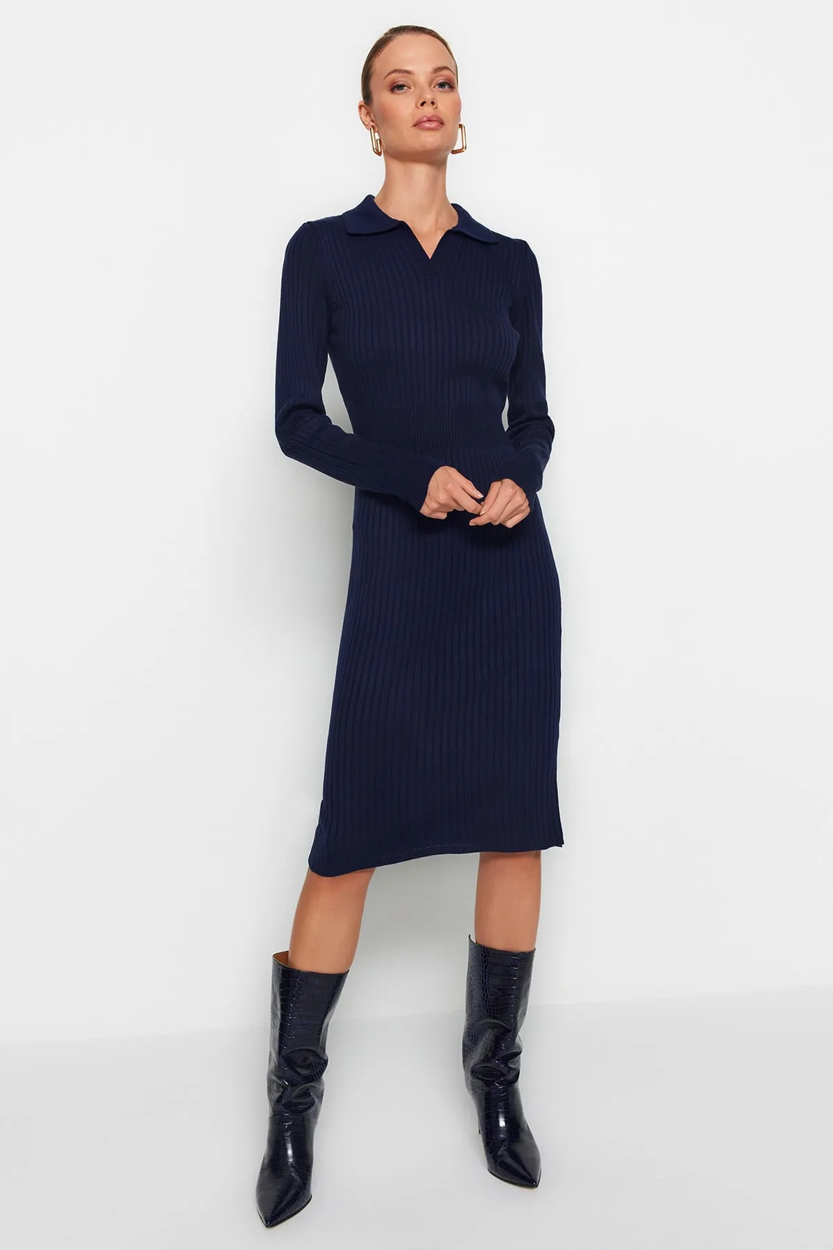 Trendyol Collection  Marineblaues Midi-Strickkleid mit Rollkragen TWOAW22EL1376