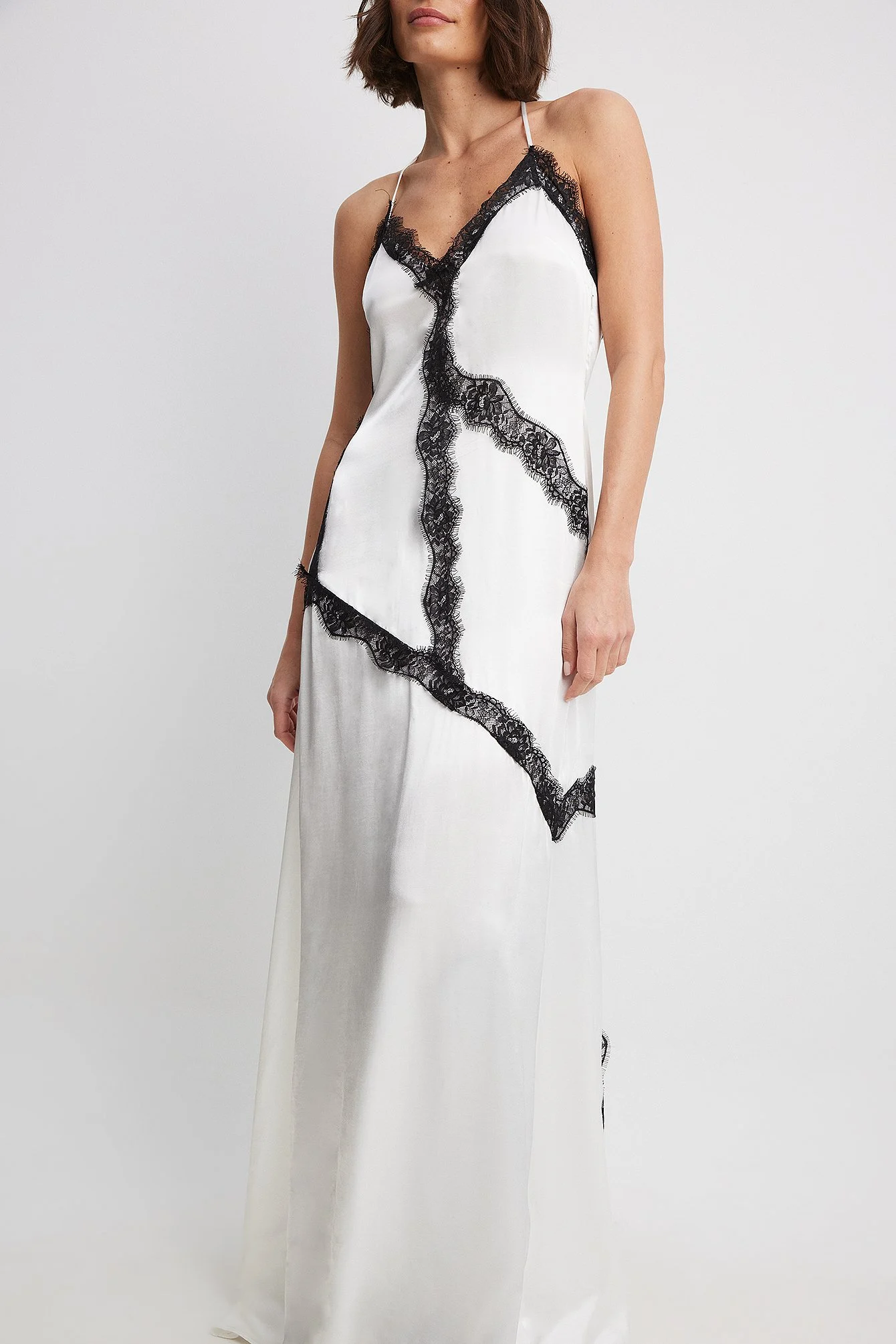 Satin-Maxikleid mit Spitzendetail