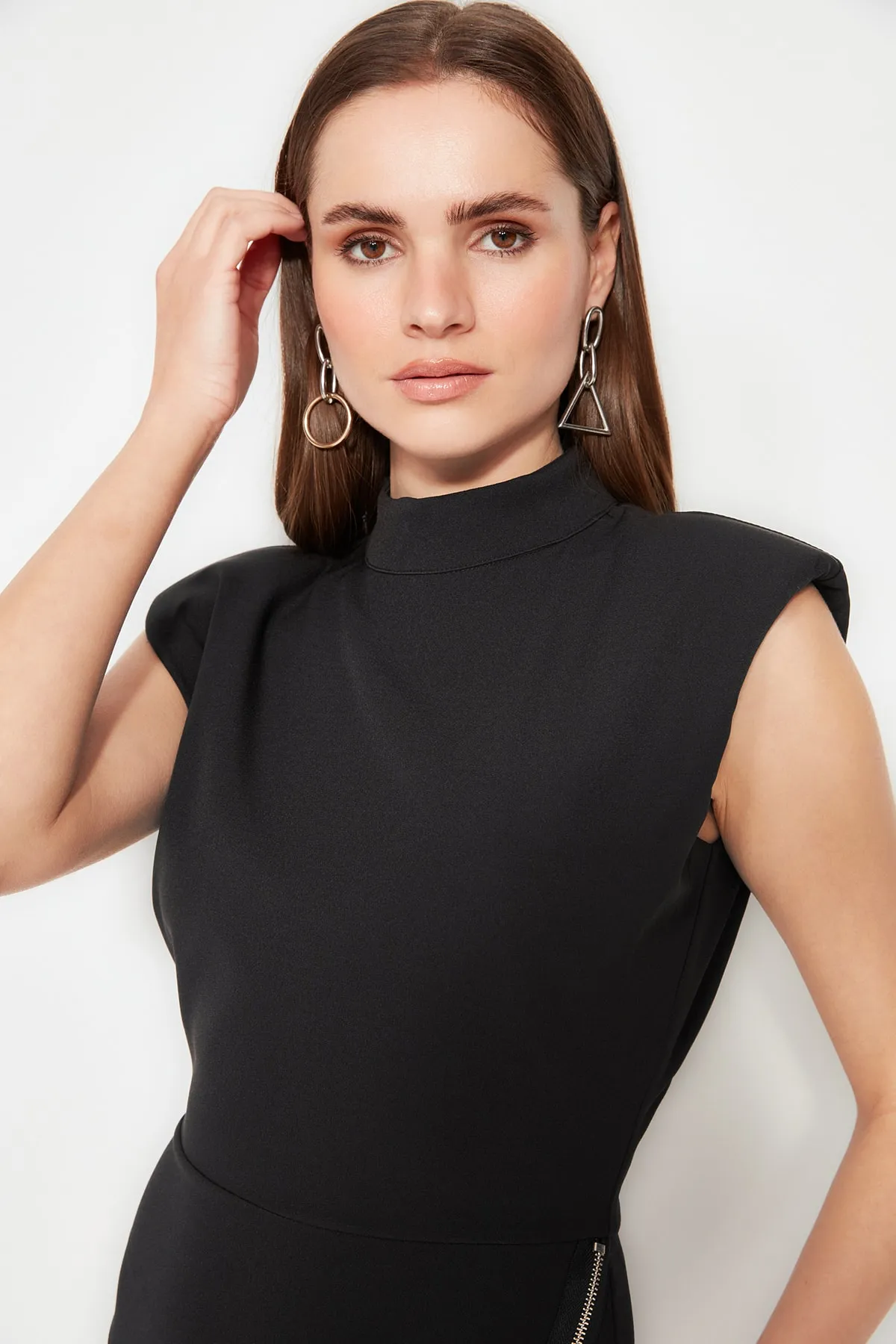 Trendyol Collection  Schwarzes, figurbetontes, elegantes Abendkleid mit gewebten Accessoires TPRAW23EL00169