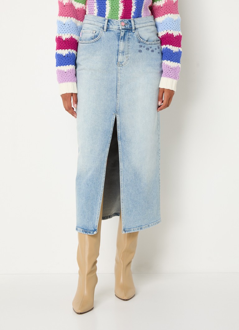 Jupe midi en denim Carlyne de Fabienne Chapot, ornée de broderies.