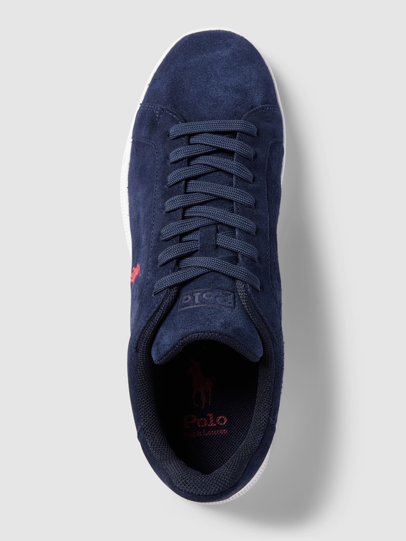 Sneaker mit Label-Detail in marineblau