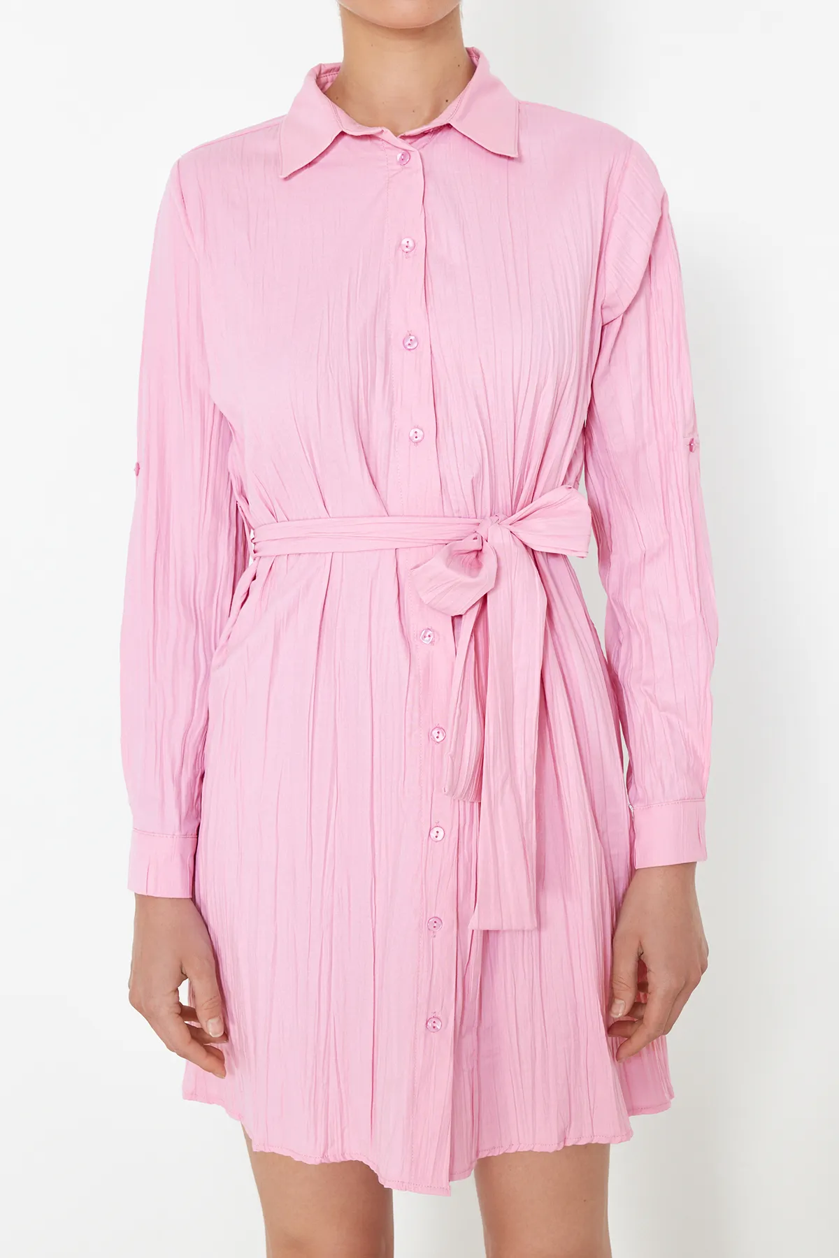 Trendyol Collection  Rosa Minikleid aus strukturiertem Hemdgewebe mit Gürtel TWOSS24EL00316