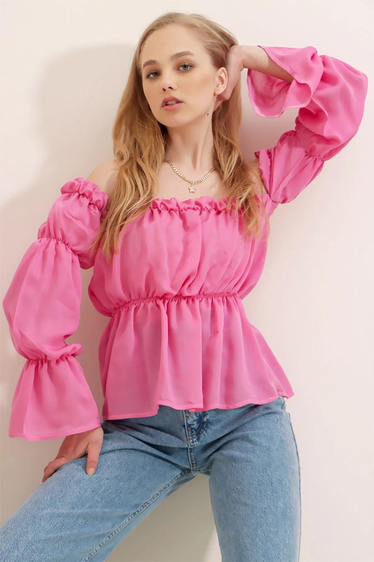 Trend Alaçatı Stili  Candy Pink Madonna-Kragen vorne geraffte und elastische Strickbluse für Damen ALC-X7824