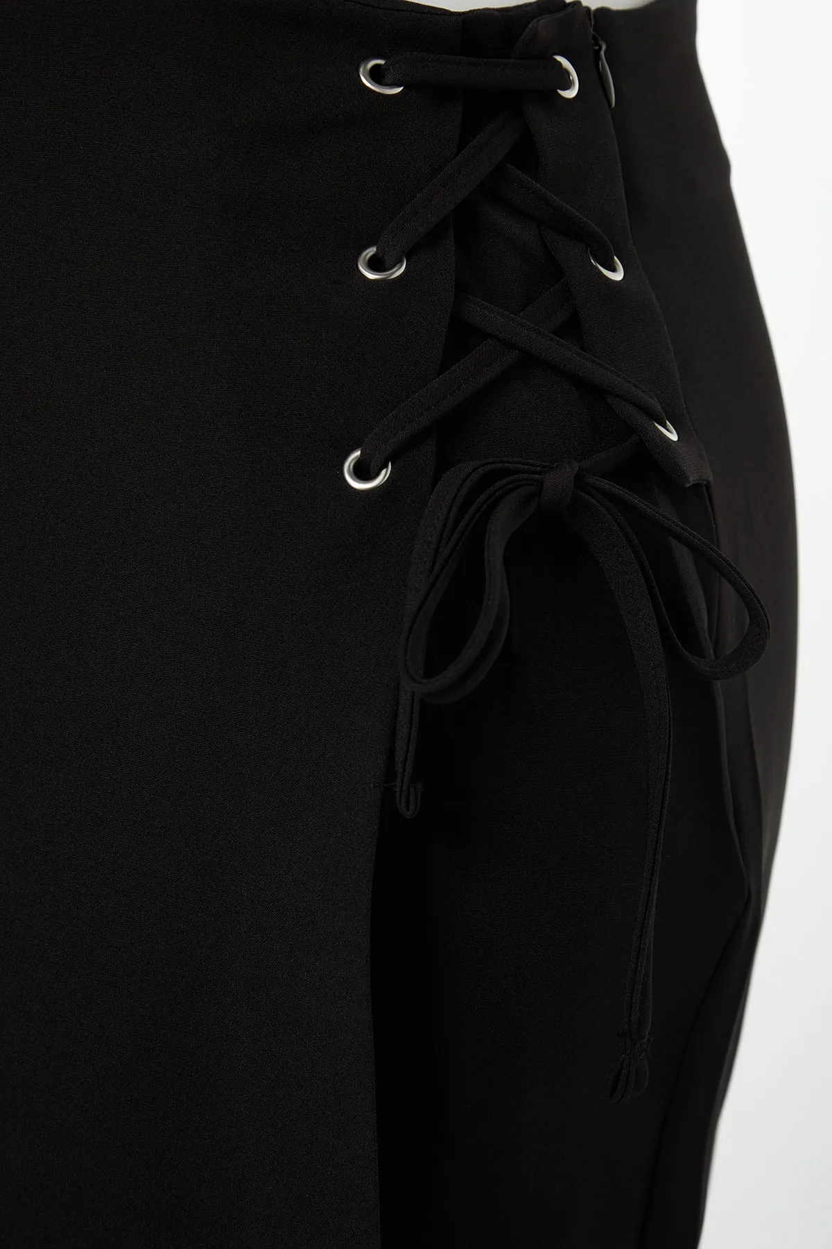 Trendyol Curve  Schwarzer, gewebter, gebundener Shorts-Rock TBBSS22AP00001