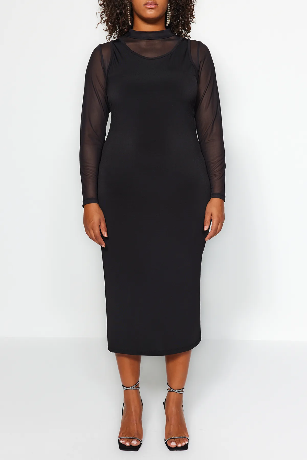 Trendyol Curve  Schwarzes, tailliertes Midi-Strickkleid TBBAW24AH00083