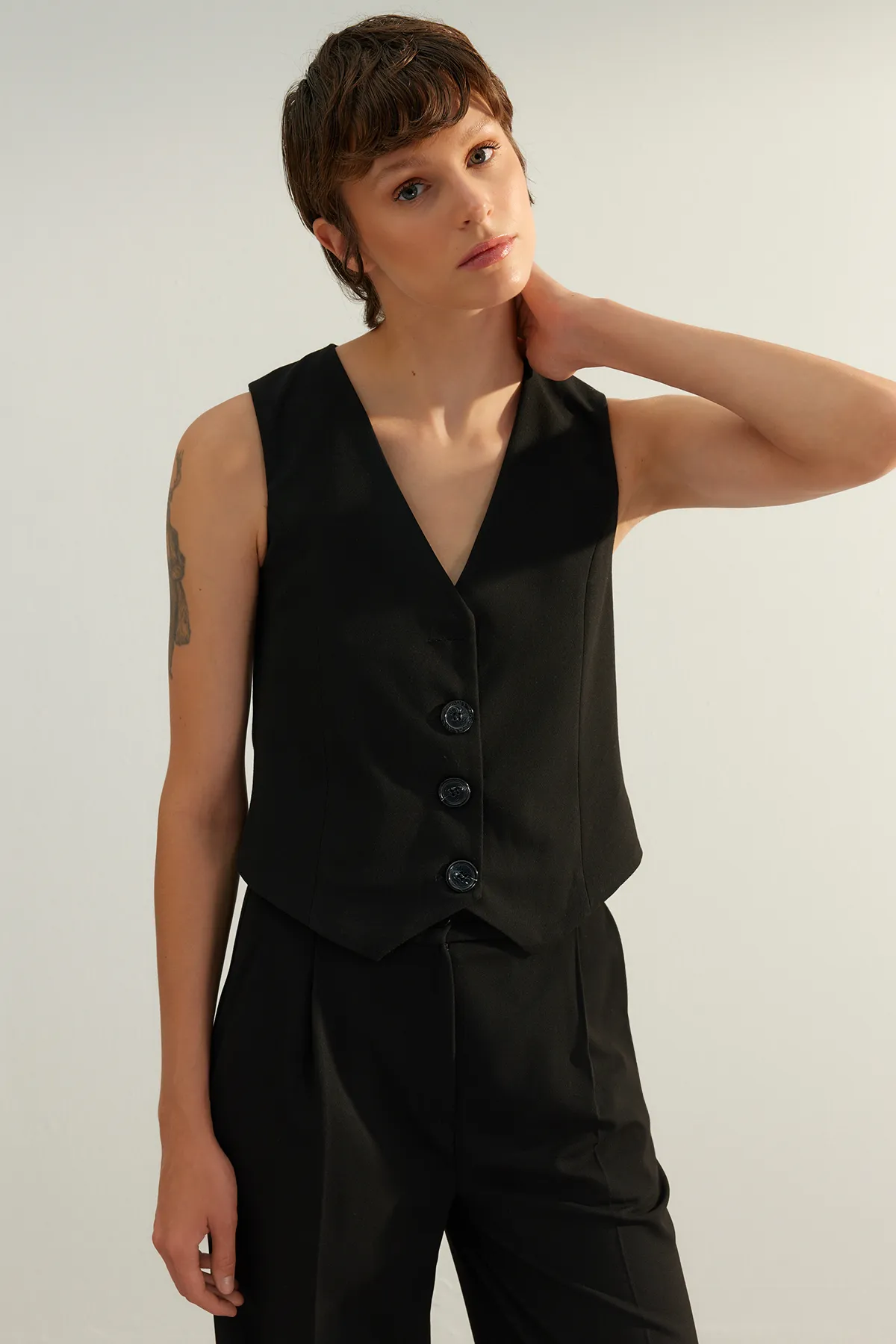 Trendyol Collection  Schwarze Premium-Webweste mit Knöpfen TWOAW24YE00061