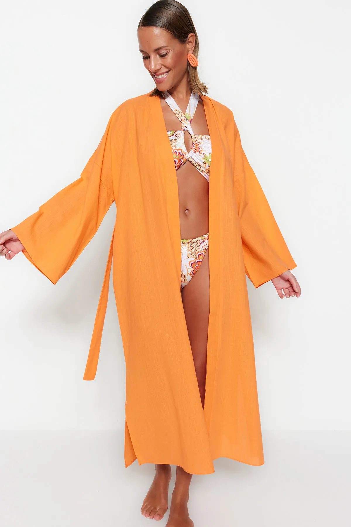 Trendyol Collection  Orangefarbener Maxi-Kimono und Kaftan aus Webstoff mit Gürtel TBESS23KM00044