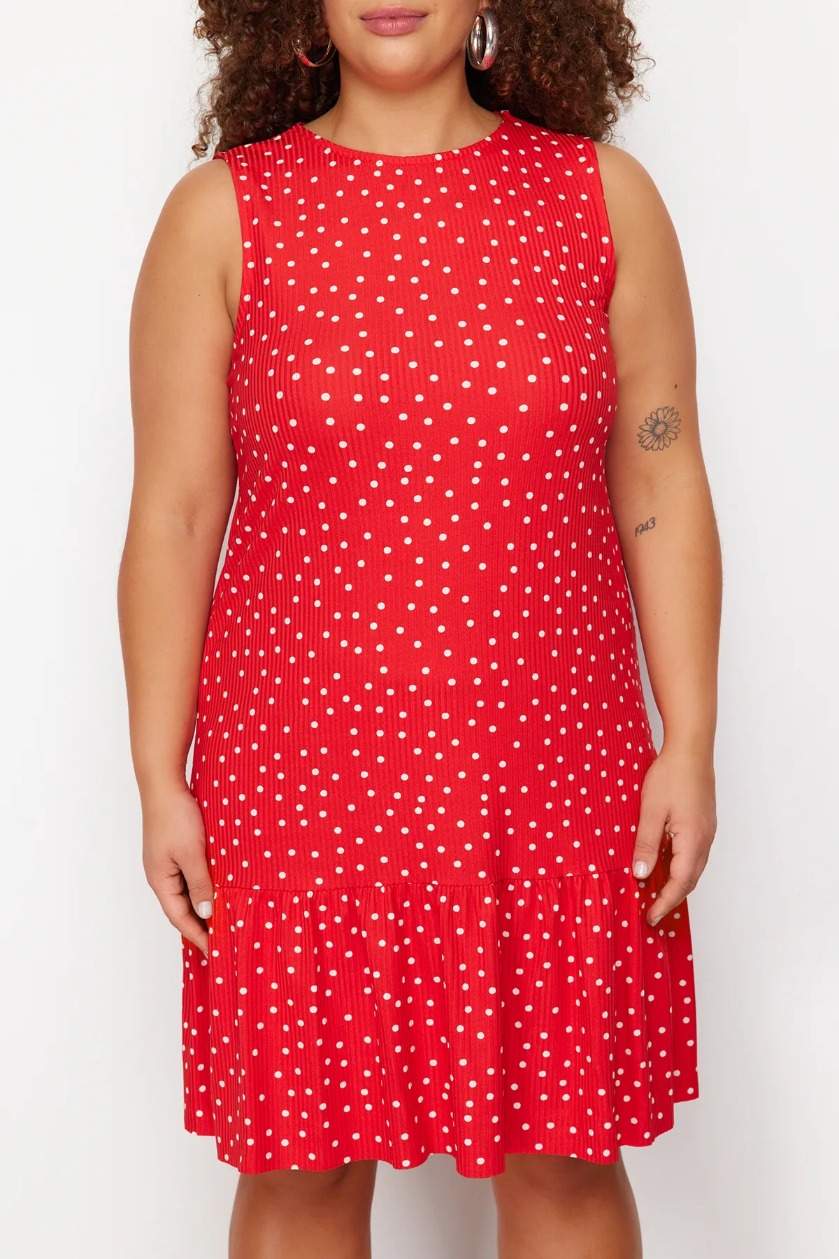Trendyol Curve  Rotes, gepunktetes, ärmelloses, gerades Mini-Stretch-Strickkleid mit Volants und Volants TBSSS24AH00131
