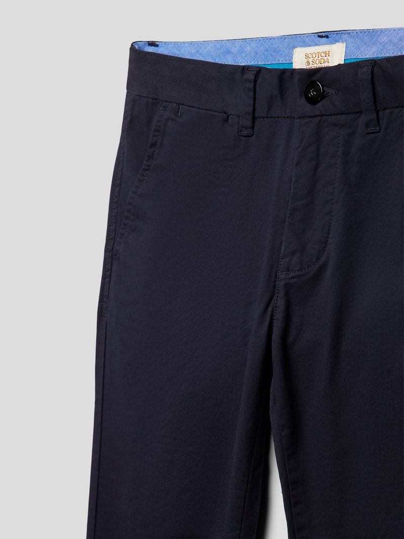 Stoffhose mit Label-Detail Modell 'Seasonal Essentials' in marineblau