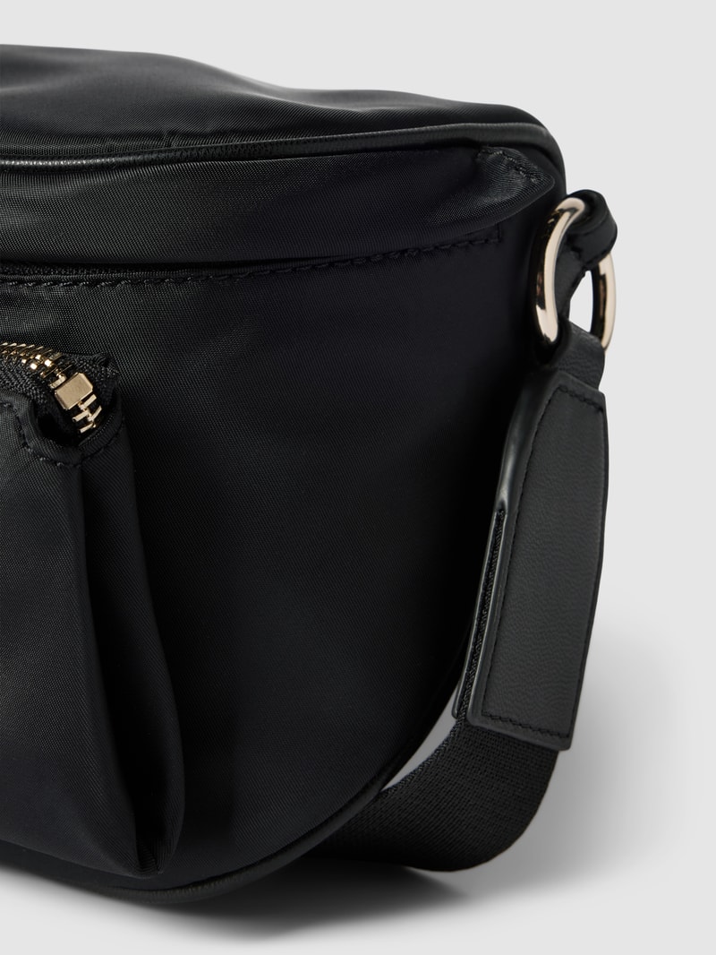 Umhängetasche mit Label-Detail Modell 'POWER PLAY MINI' in schwarz