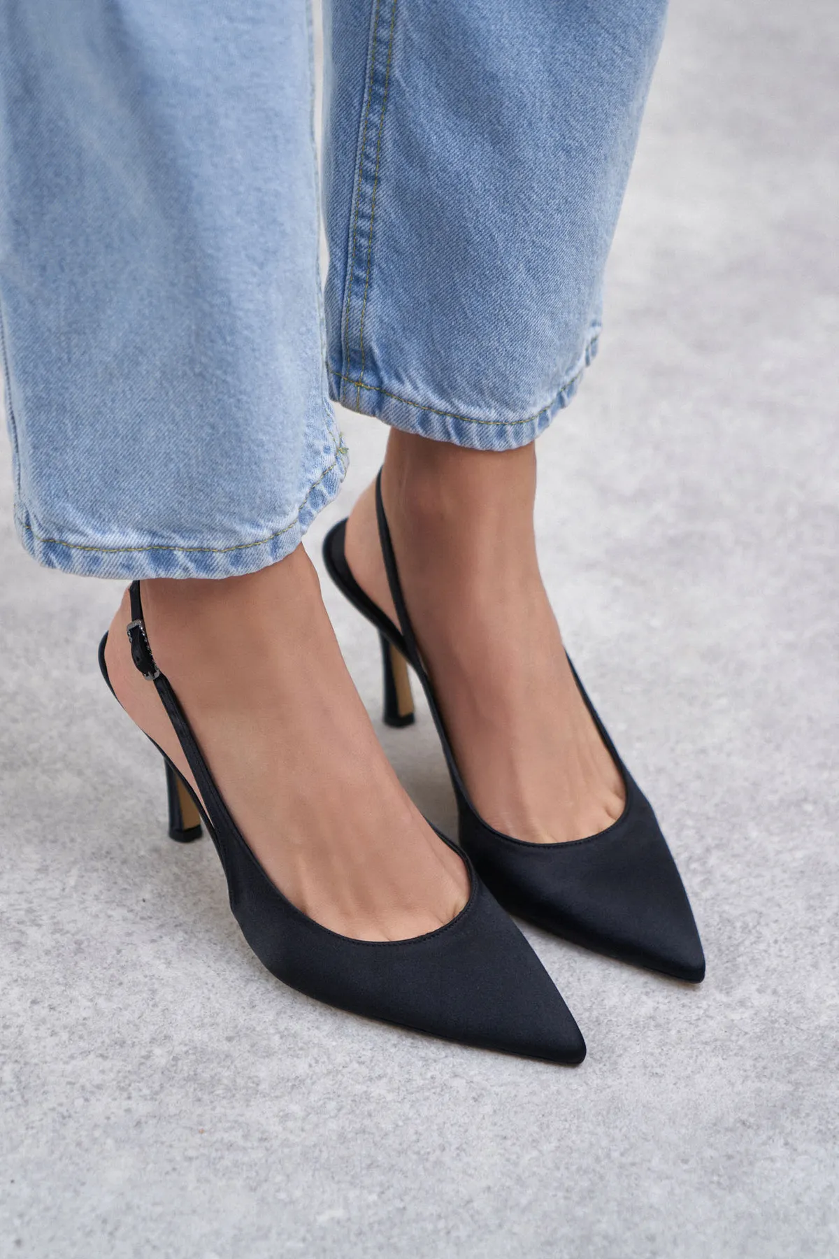 NİŞANTAŞI SHOES  Mendy Damen-Schuhe mit Absatz aus schwarzem Satin mit Gürteldetail und spitzer Zehenpartie
