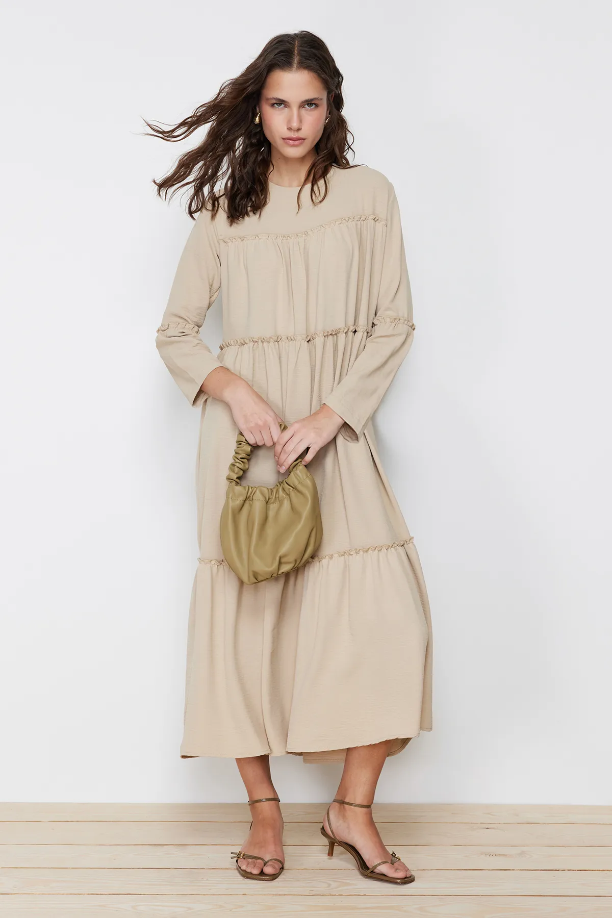 Trendyol Modest  Beigefarbenes Webkleid mit Paspelierung und detailliertem Muster TCTSS24EB00089