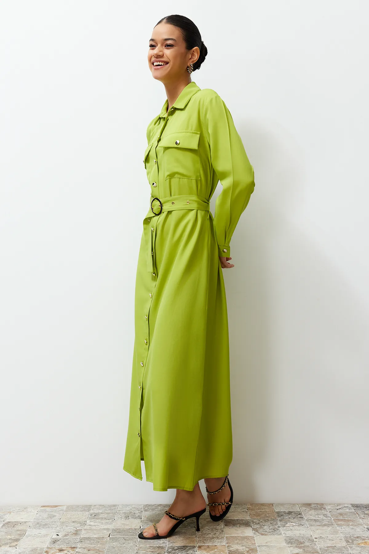 Trendyol Modest  Ölgrünes, gewebtes Hemdblusenkleid mit goldenen Knöpfen TCTSS24EB00132