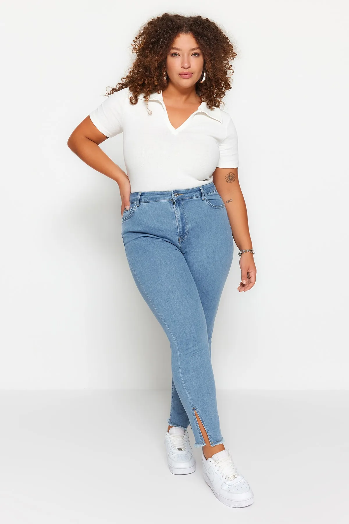 Trendyol Curve  Blaue, flexible Skinny-Denim-Jeans mit Schlitz und Quastendetail TBSSS23CJ00020