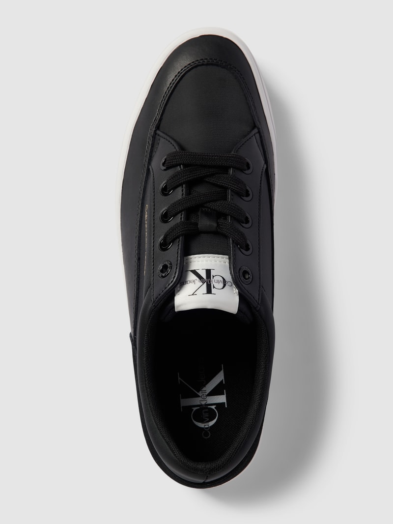 Plateau-Sneaker mit Label-Details in schwarz