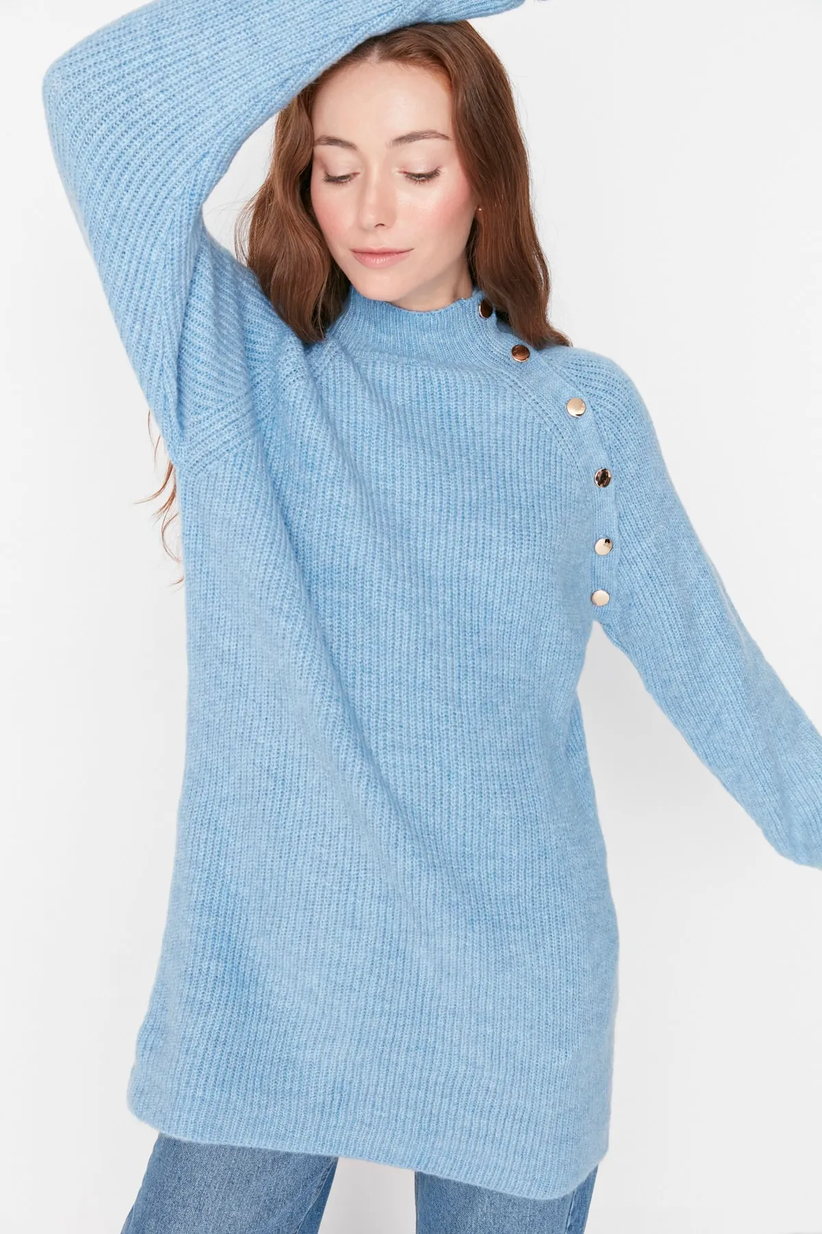 Trendyol Modest  Hellblauer Strickpullover mit Stehkragen und Knöpfen TCTAW23AK00011