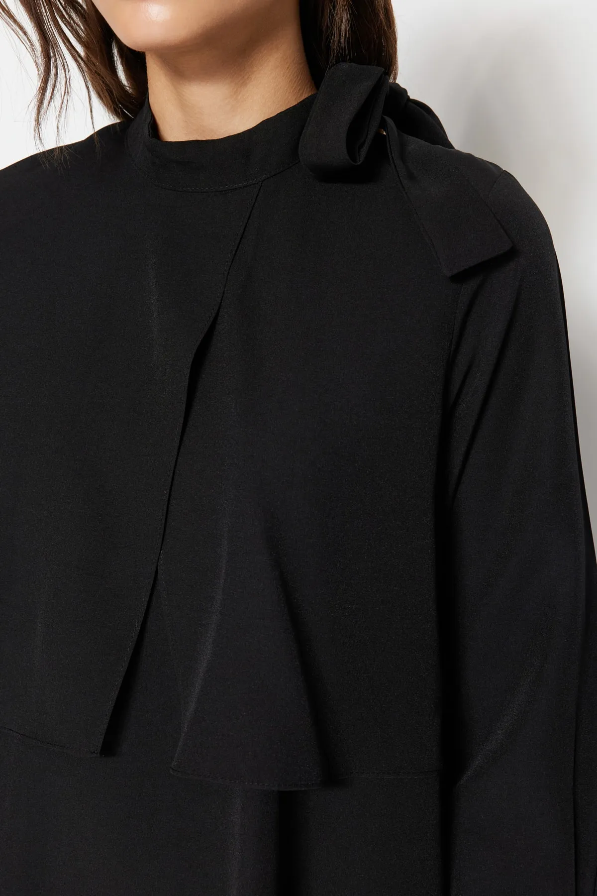 Trendyol Modest  Schwarzes gewebtes Kleid mit Kragen und Krawattendetails TCTSS23EB00283