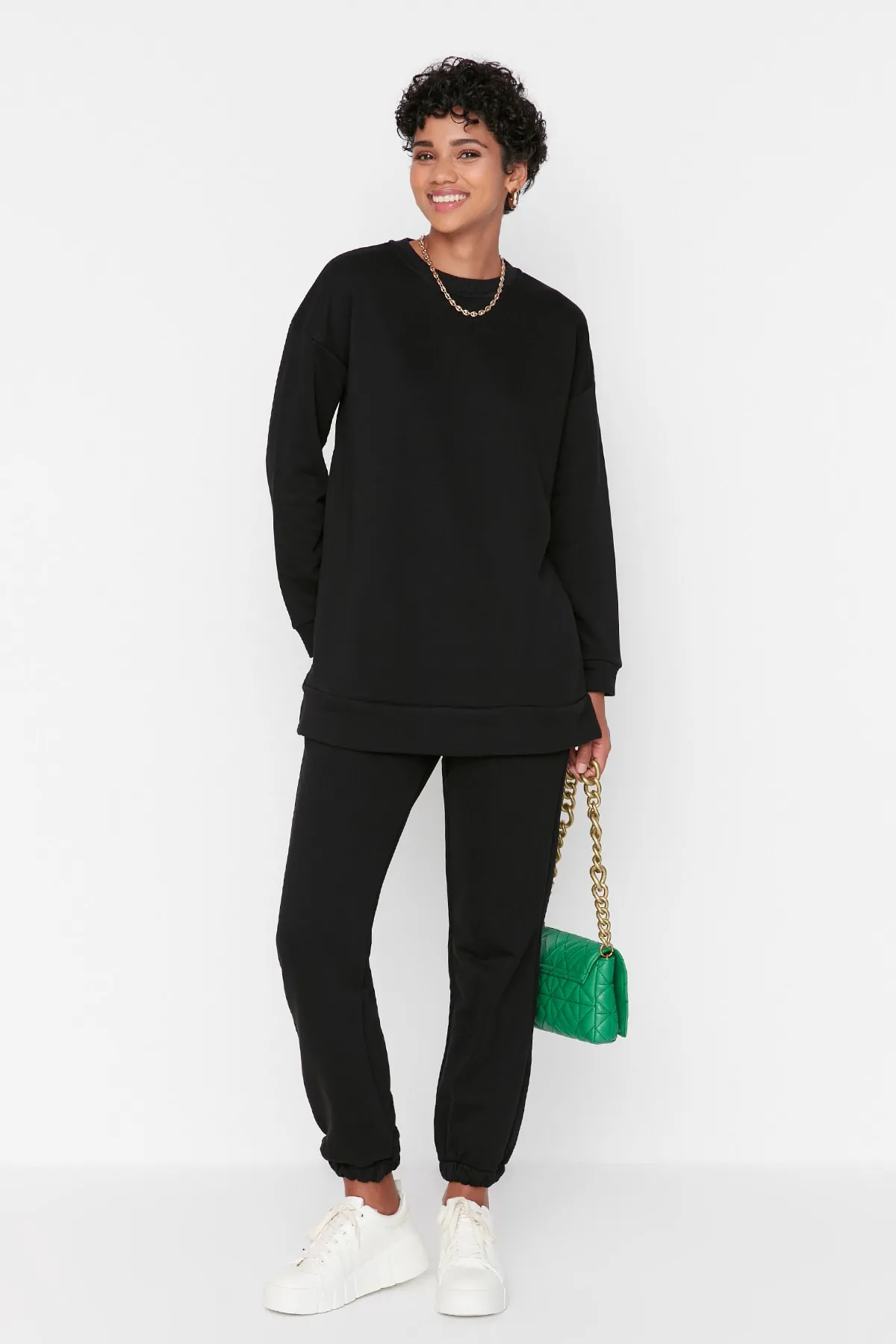 Trendyol Modest  Schwarzes Basic-Strick-Trainingsanzug-Set mit Rundhalsausschnitt TCTAW23EN00010