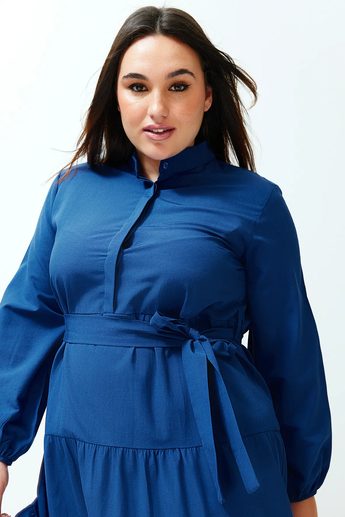 Trendyol Modest  Saks – Gewebtes Kleid mit Gürtel und Chefkragen und Knopfdetail TCTSS21EL3343